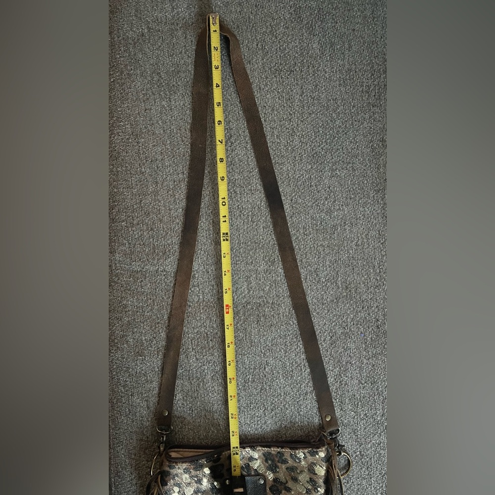 Unique leather crossbody bag. - Picture 4 of 4